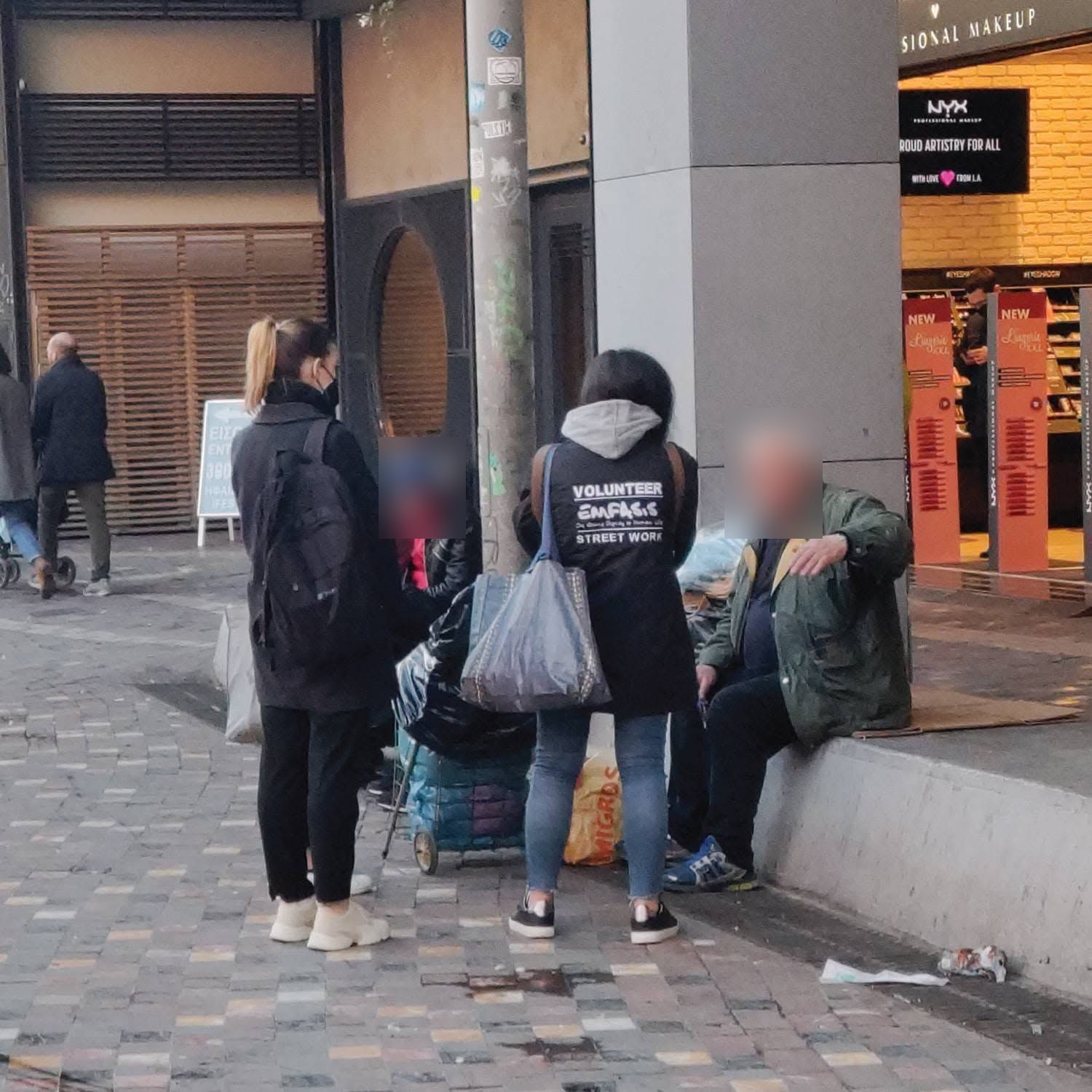 Εθελόντριες του Emfasis Foundation σε streetwork στο κέντρο της Αθήνας