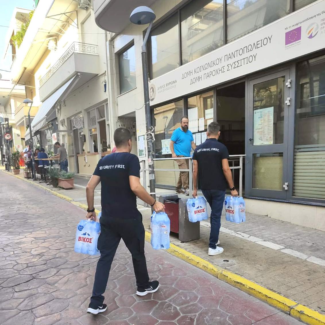 Εργαζόμενοι της Sigma μεταφέρουν εμφιαλωμένα νερά για τους πληγέντες των πλημμυρών στη Θεσσαλία